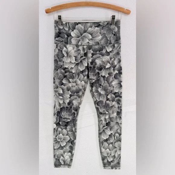 Athleta Women’s Elation Textured Tight black/white Florar Sz S/P Leggings Gym - Picture 1 of 9